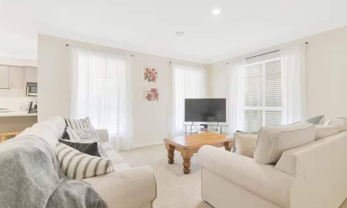 Bathurst Villa | Prime on Piper - 3 Bed Home in Heart of Town