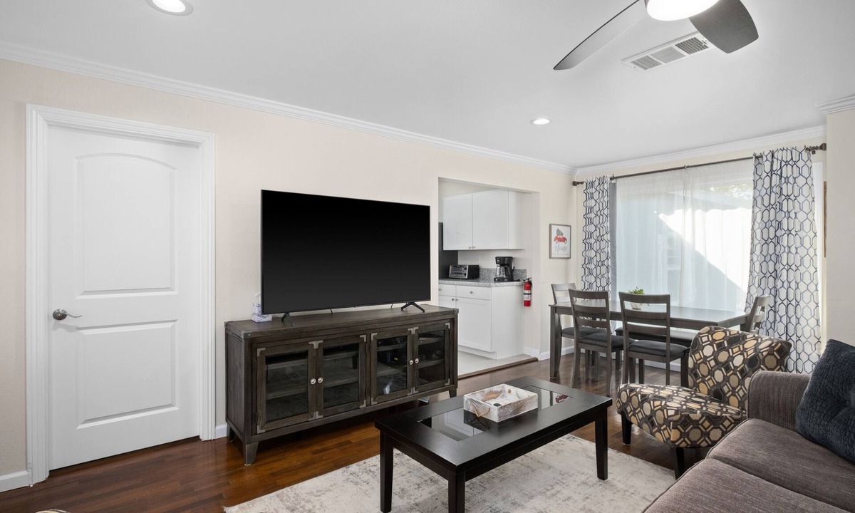 Fresno House | Pristine 3B/1Bth, EasyA to US99 and Nat'l Parks