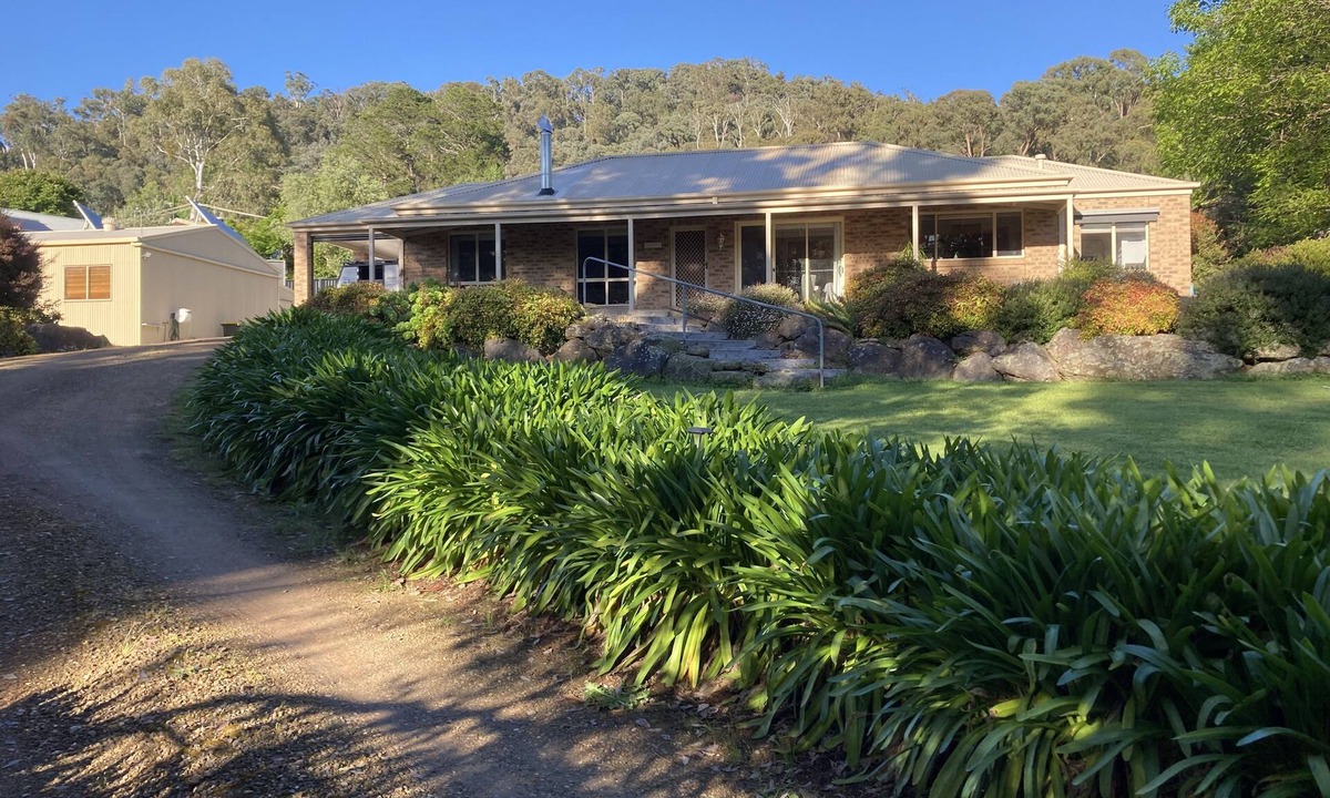 Tawonga South House | Private home on large block with gorges mountain views