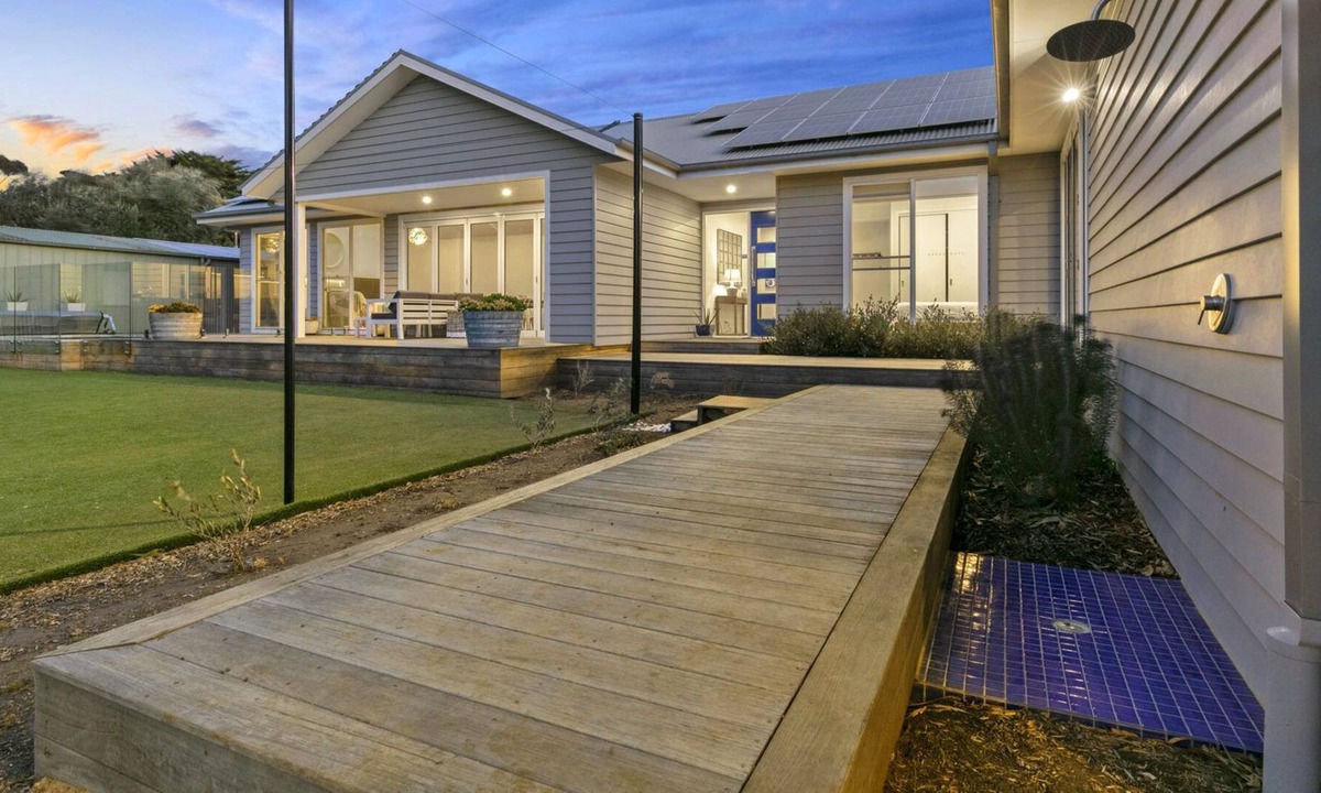Flinders House | Private, Luxurious Flinders Holiday House with Tennis Court