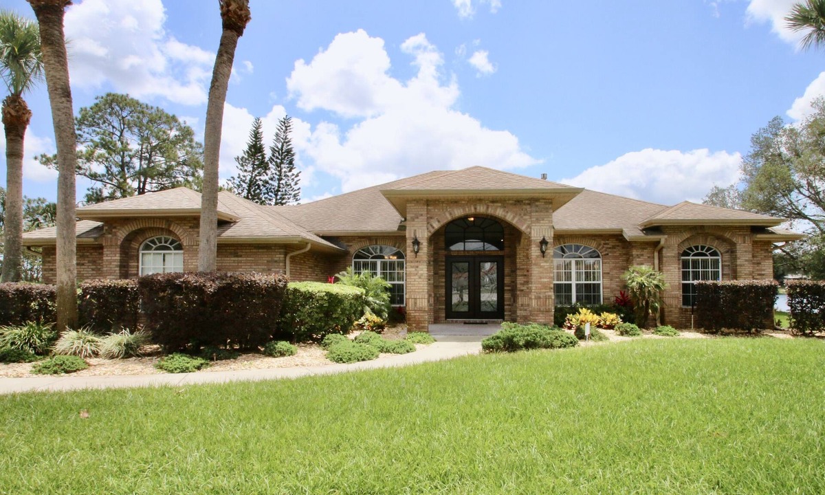 Deltona Lakes House | PRIVATE OASIS! CLEAN 4 BEDROOM, LAKE VIEW HOME!