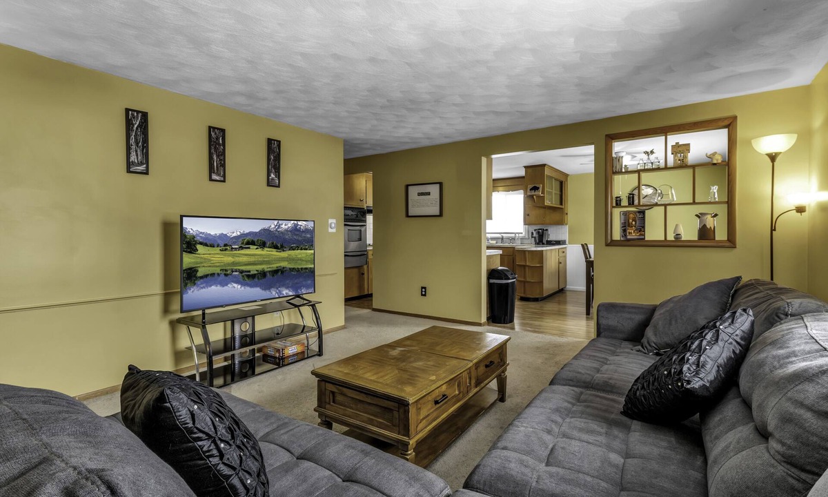 Depew Apartment | Quiet suburban home 10 minutes from airport/25 min from Niagara Falls