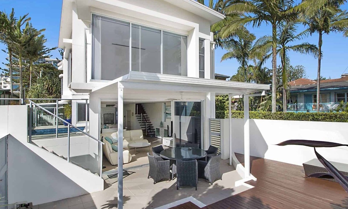 Coolangatta House | Rainbow Bay Villa - Spacious and Luxurious