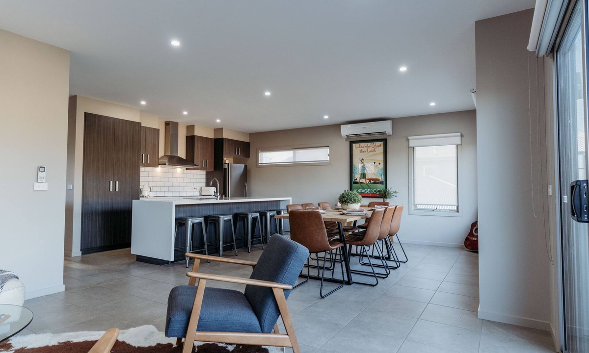 Nagambie House | Relax & watch magical sunsets upstairs balconies overlooking the beautiful lake
