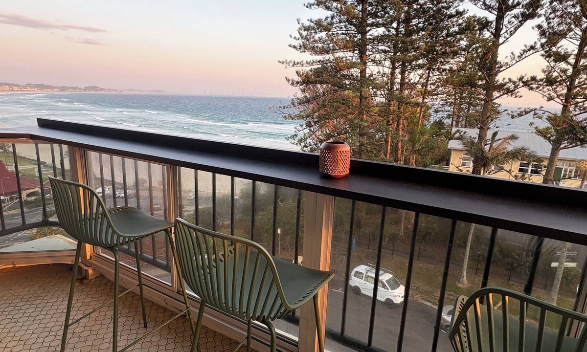 Coolangatta Apartment | Relaxed Coastal Retreat 🌴 Family-Friendly 3BR – Minutes to Beach & Airport