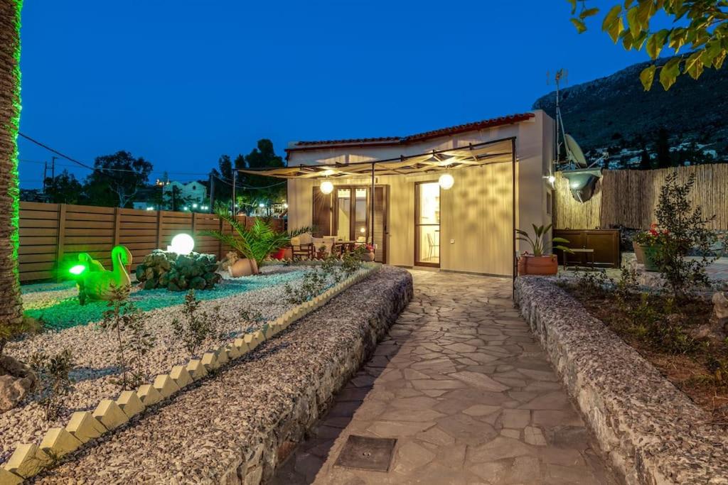 Kokkinon Khorion House | Rena's Rustic retreat