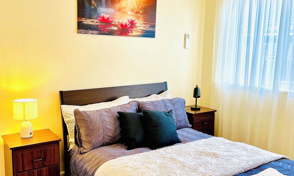 Balwyn Apartment | Renovated Spacious 2BR Apartment with AC & Free Parking/Pet Friendly