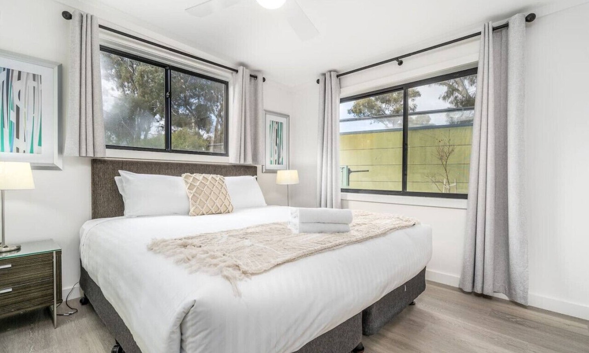 Crestwood Apartment | Renovated Townhouse Close to the CBD and Schools