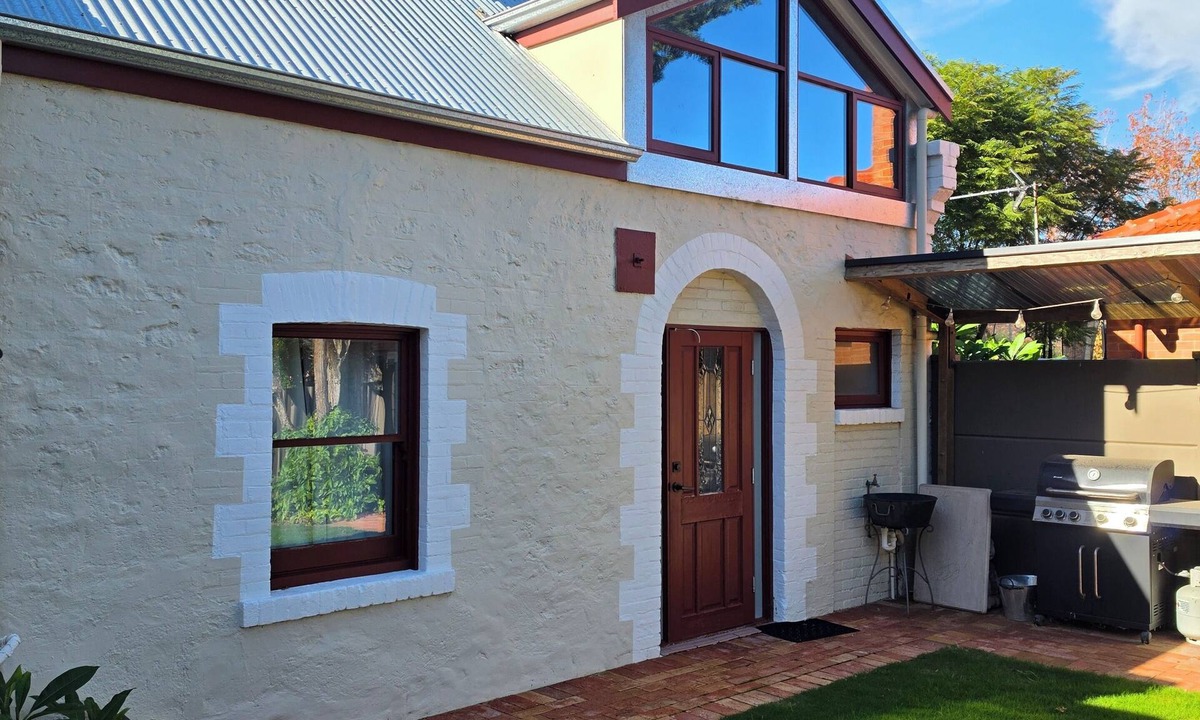North Brighton Cottage | Restored 1860 Cottage 500 meters from the beach with transport at doorstep