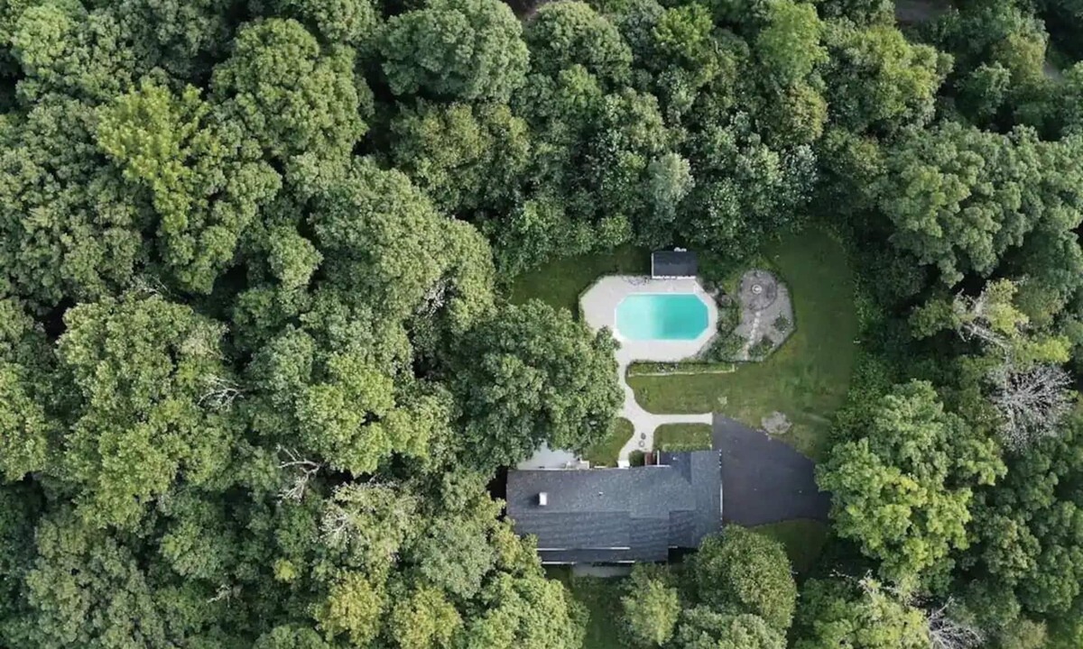 Warwick House | Retreat with Hot Tub, 10 Min to Skiing, Fireplace and Firepit!