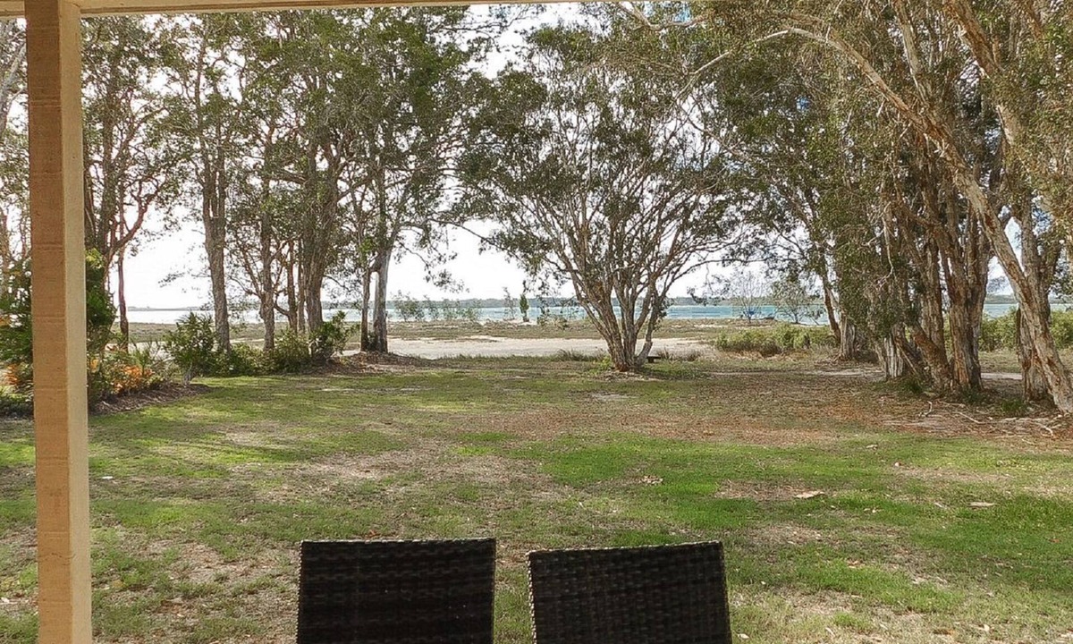 Burrum Heads Villa | Riverside - Burrum Heads- Riverfront - 3BR - River Fishing.