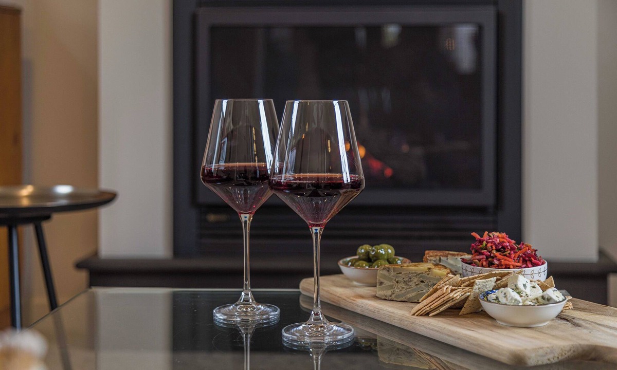 Kyneton House | Rochville | Stylish Dog Friendly Accommodation walking distance to Piper St