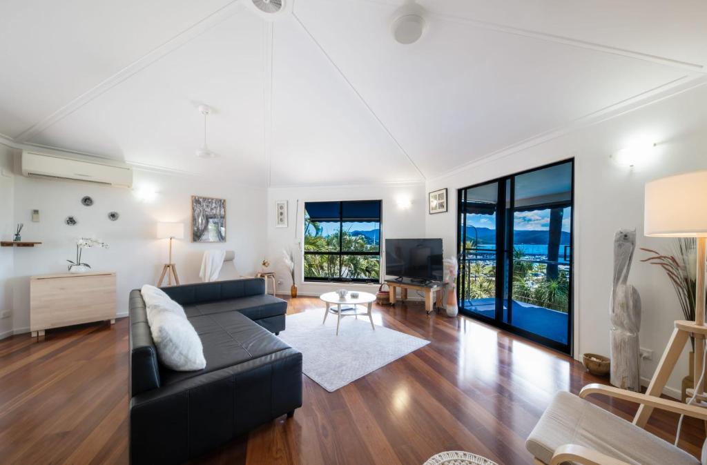 Airlie Beach House | 'Sail Away' Airlie Beach house with Marina Views