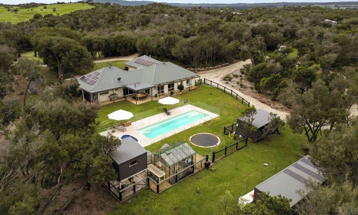 Fingal House | Salt Water Ranch: Suits 3-4 families - Contact us for a direct rate!