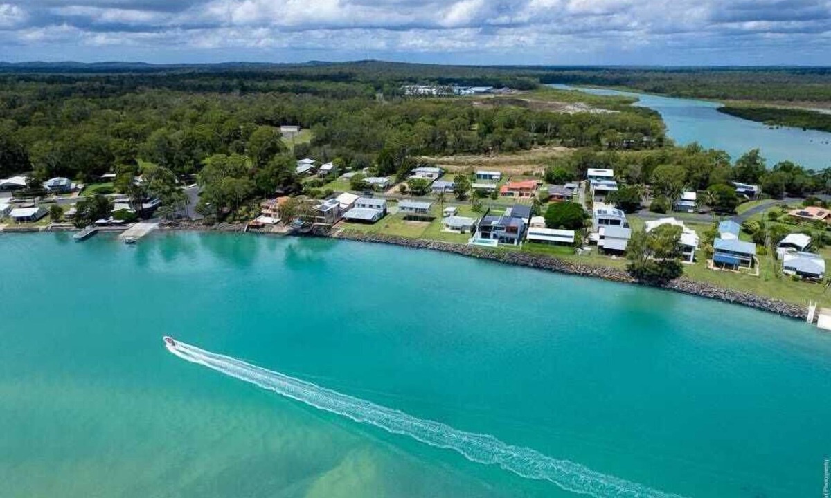 Toogoom House | Sandbar on Moreton -Waterfront - 3 bedrms - 3 baths - Sleeps 6 - WiFi