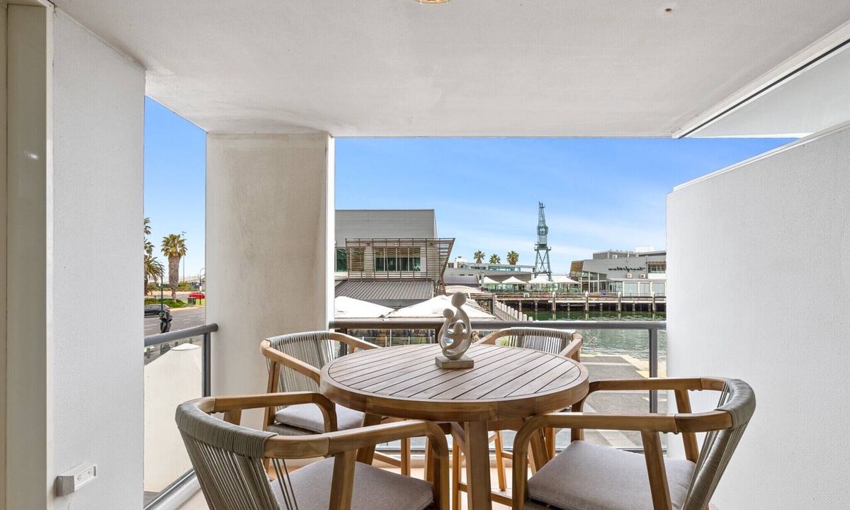 Port Melbourne Apartment | Scenic Beachside 3-bedroom with Water Views
