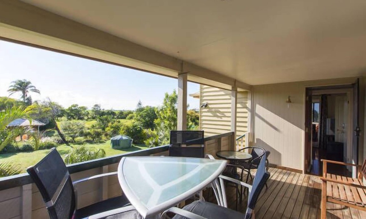 Innes Park Villa | Seabreeze Sojourn - Queenslander one hectare near sea