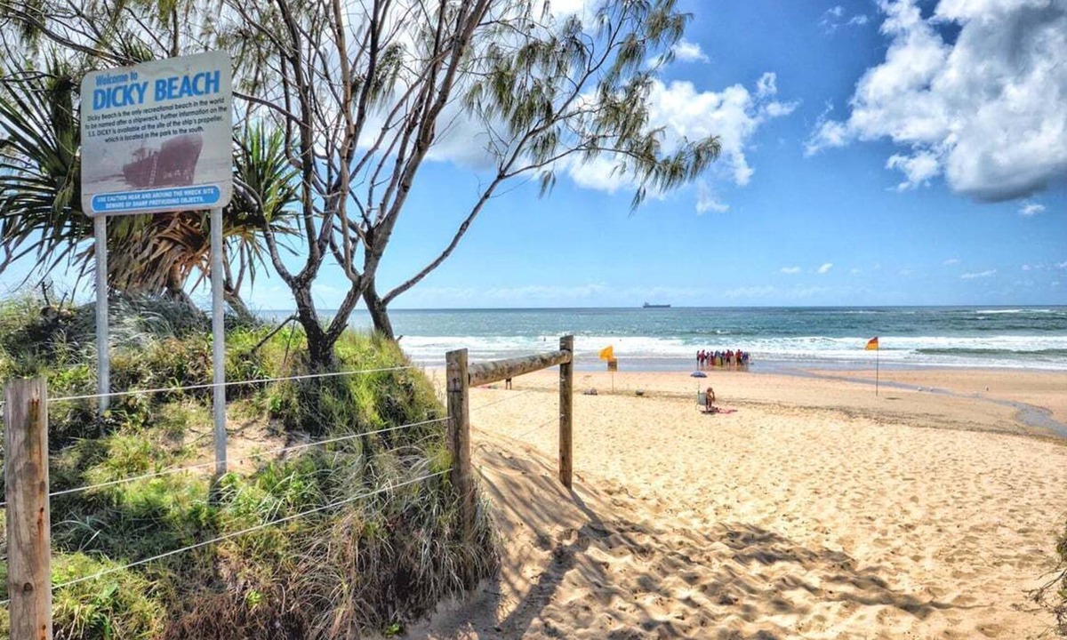 Dicky Beach Apartment | Seaside Charm & Comfort - 1min to Beach