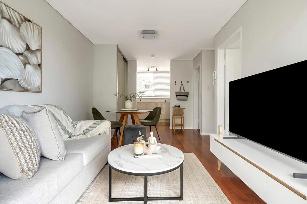 Dee Why Apartment | Seaside Escape Private Balcony BBQ