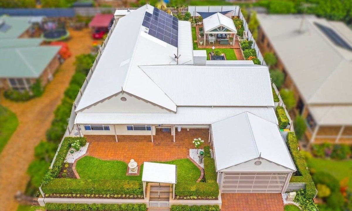 Victoria Point House | Seaside Luxury Oasis | 4 Bedrooms | Central Air Conditioning