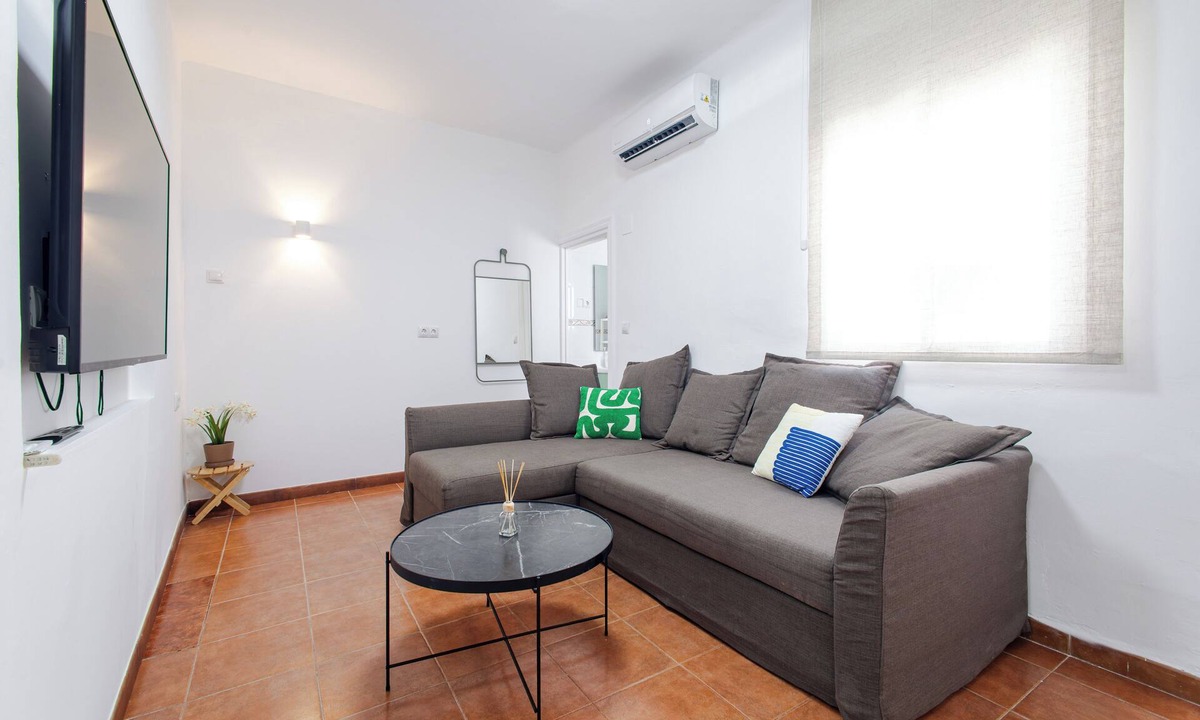 Las Acacias Apartment | Serene 1BR apartment with AC in Vibrant Málaga
