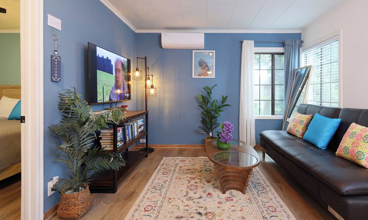 Santa Ana Apartment | Sleek Broadway 2B2B 10 mins. away to Disneyland