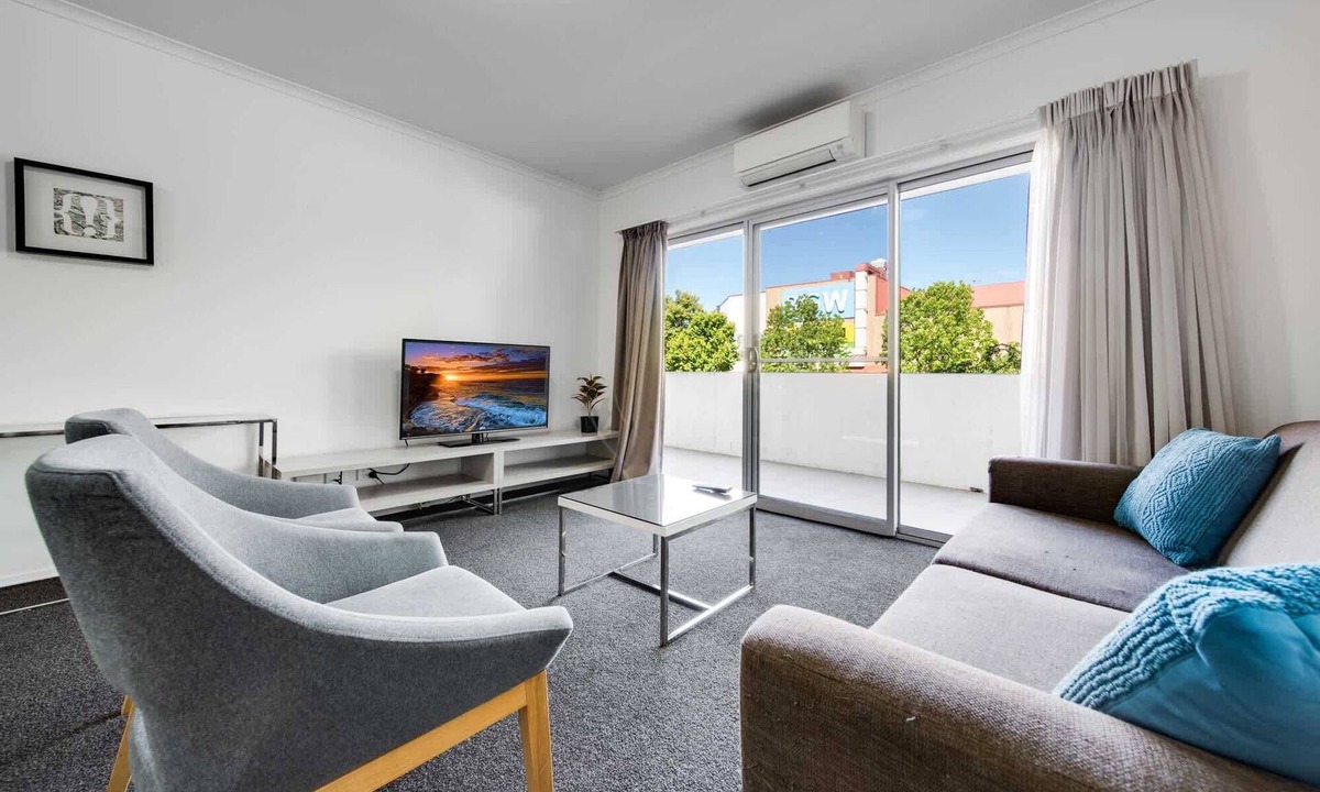 Greenway Apartment | Spacious 2-Bed Conveniently by Lake Tuggeranong