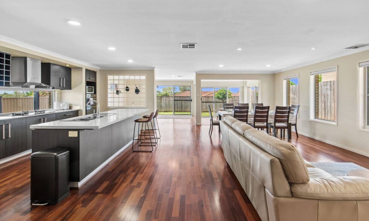 Sunnybank Hills House | Spacious 2-Storey 4BR House–Family Friendly