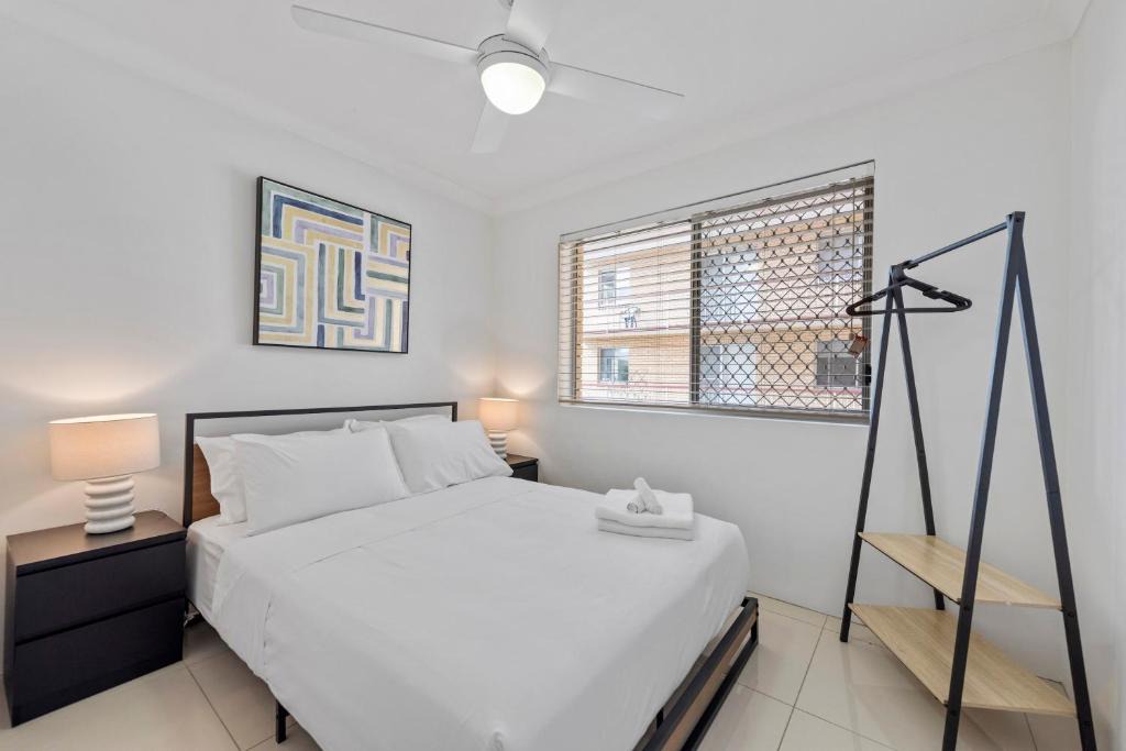 East Brisbane Apartment | Spacious 3BRM Apt Near Gabba w Free Parking & WiFi