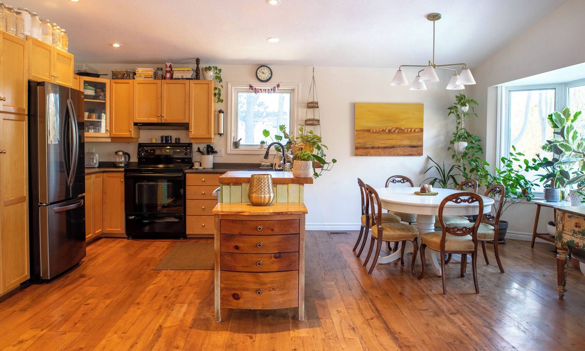 Elora House | Spacious 4 Bdrm Riverfront Home in the Heart of Elora: 8 min walk to the Mill!