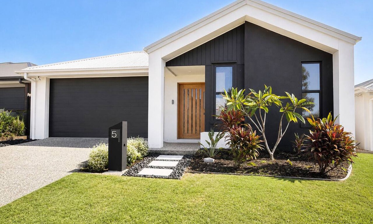 Greenbank House | Spacious 4 bed 2 bath family home - opposite park - 2 living areas