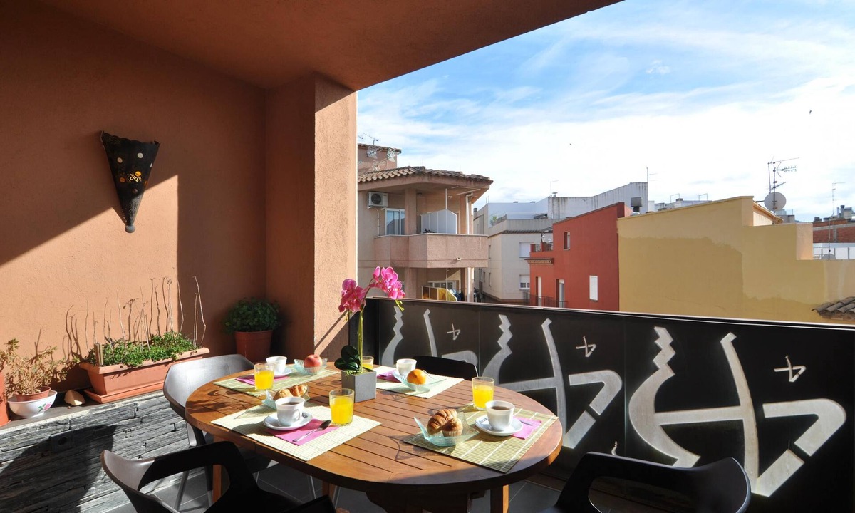 Roses Town Center Apartment | Spacious Apartment in Roses, Costa Brava! 3 Bedrooms, Near the Beach, Free Wi-Fi. Book now!