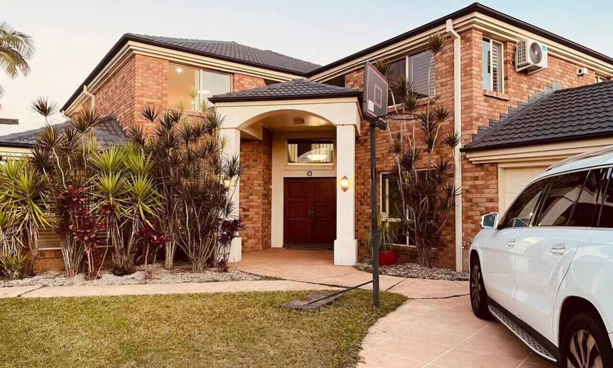 Carindale House | Spacious Family Retreat with Pool in Carindale