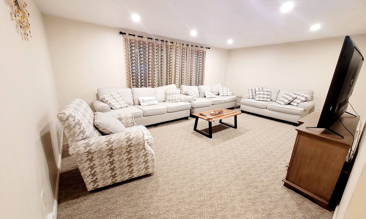 Cheektowaga House | Spacious Home near Buffalo/Bills/Airport/Niagara Falls/Orchard Park Pet friendly