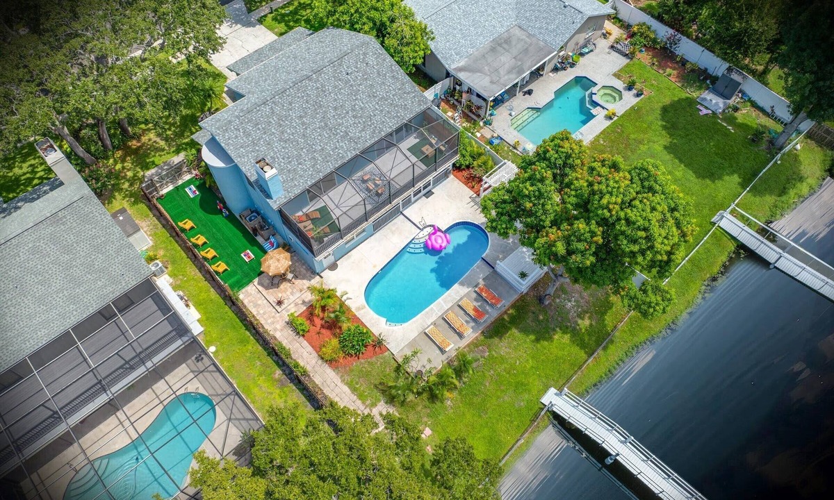 On Top of The World House | Spacious Lakefront pool retreat in Clearwater - 20 min to beaches