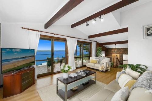 Lake Heights House | Spectacular Lake and Ocean View Holiday Home