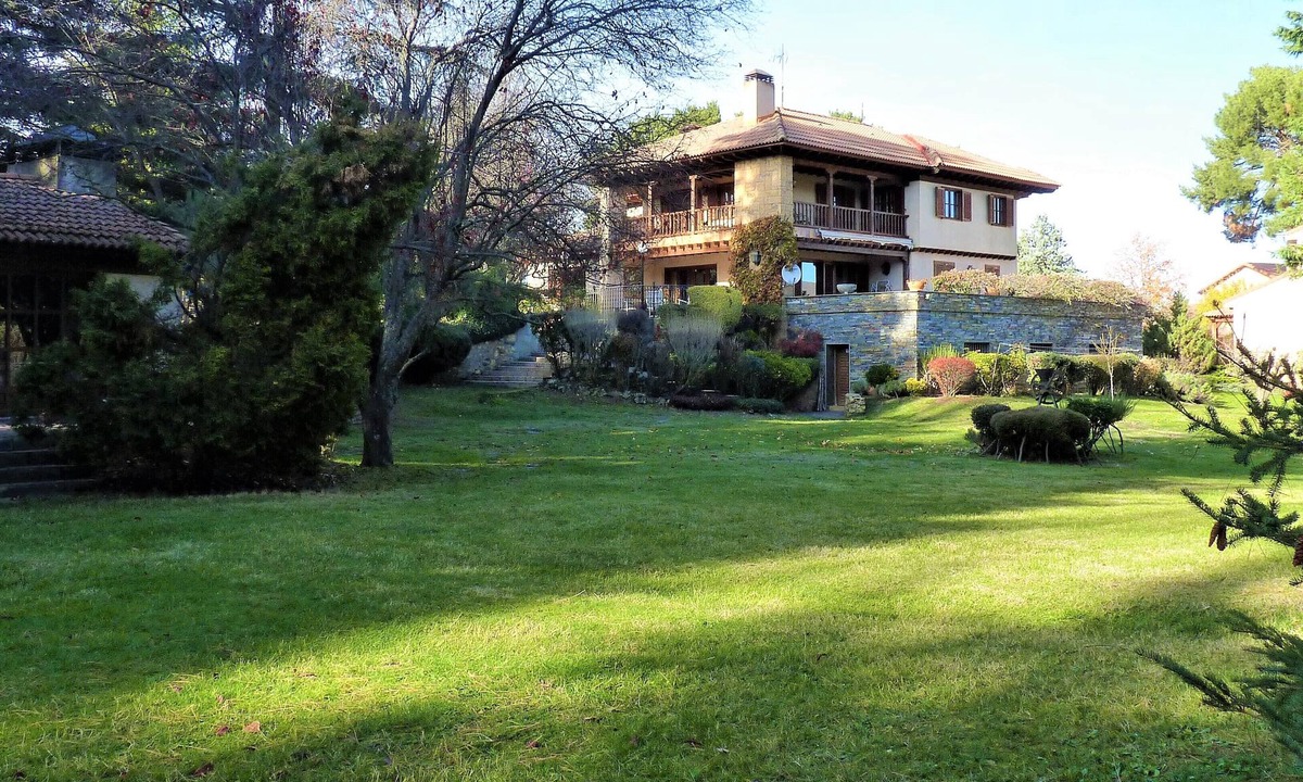 Riaza House | Splendid villa with large garden and game court in cool climate