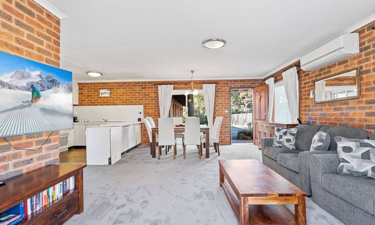 Jindabyne Apartment | Sponars Onshore - 2BR Apartment l Pet-Friendly l WiFi l Air-Con l Fenced Backyard