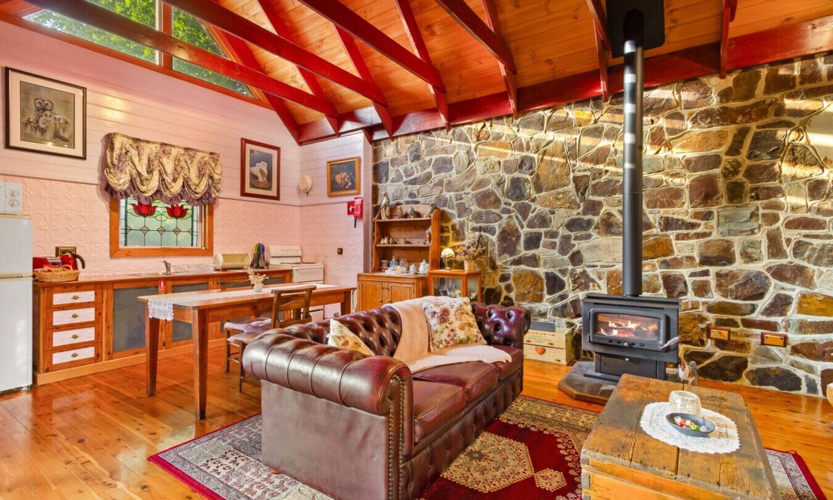 Mount Dandenong Cabin | StayAU Owls Croft Picturesque Cottage Valley View