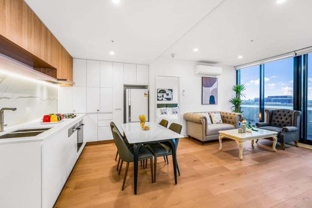 Box Hill Apartment | StayAU Spacious 2BR Stunning Sunset Views