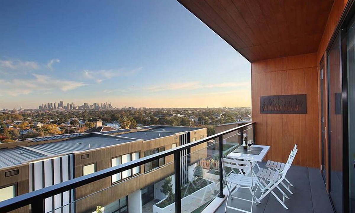 Northcote Apartment | StayCentral - Northcote Hill Penthouse - Campbell Grove, Northcote - 2 Bedrooms, 2 Beds, 1 Bathroom, 1 secure undercover parking spot.