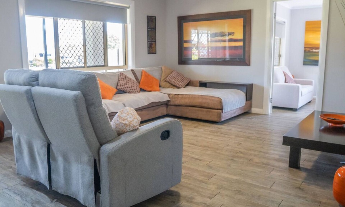 Urraween House | Stays with Ripley, 4bed, 2 bath pet friendly home only 3min drive to Hosp/beach!