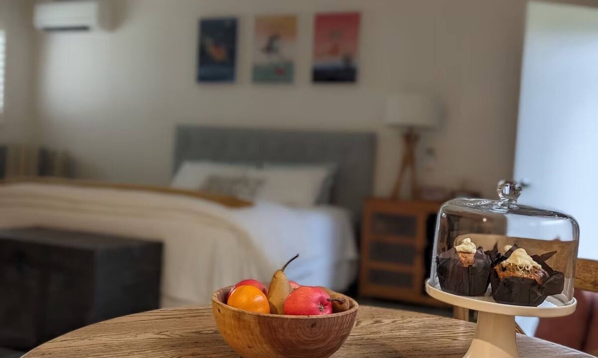 Beechworth Apartment | Studio at Beechworth next to the forest. Pet friendly but please let us know. .
