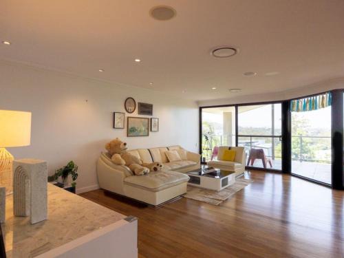 Holland Park West House | Stunning City View 5BR with Balcony near Malls Uni and CBD