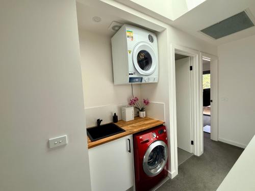 Dickson House | Stunning Dickson Luxe 3BR 2Bath Double Garage WiFi Brand New Home