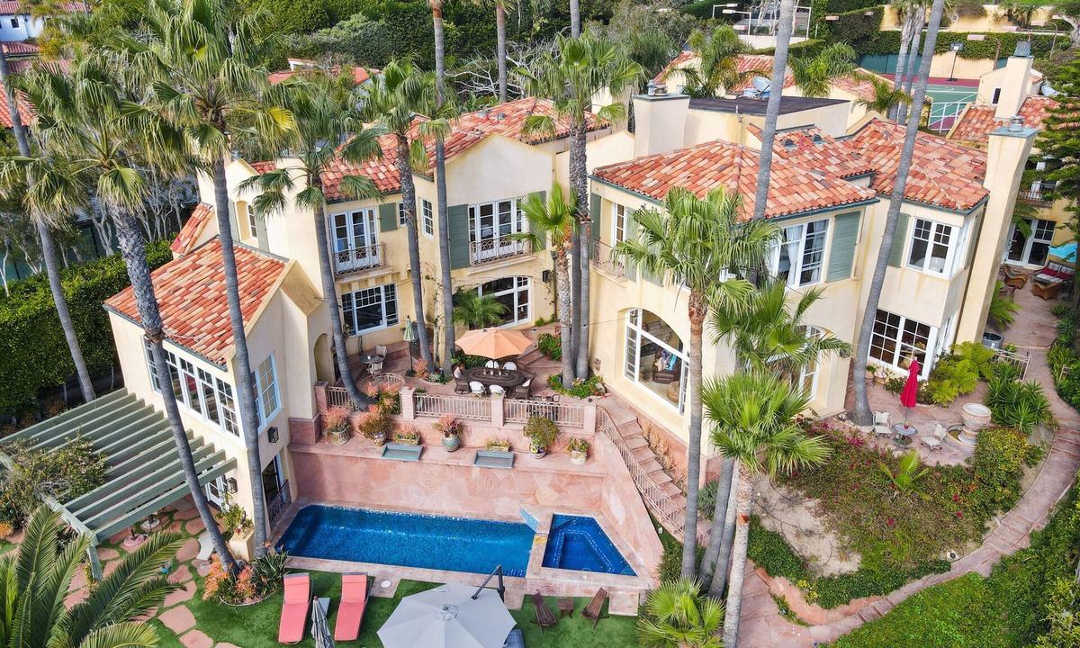 Central Malibu House | Stunning Malibu Oceanfront Estate w/2 Guesthouses, Pool, Tennis Court