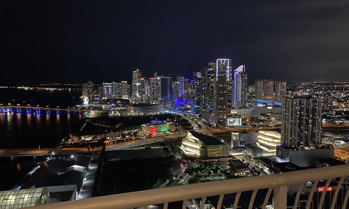 Downtown Miami Apartment | Stunning Ocean View and Elegant, Sun-lit Penthouse One-Bedroom Overlooking Miami