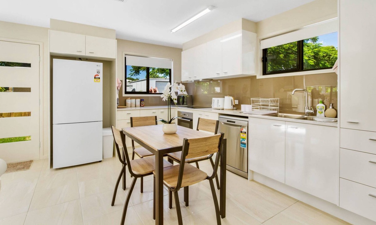 Beerwah House | Stunning Sunlight Swan