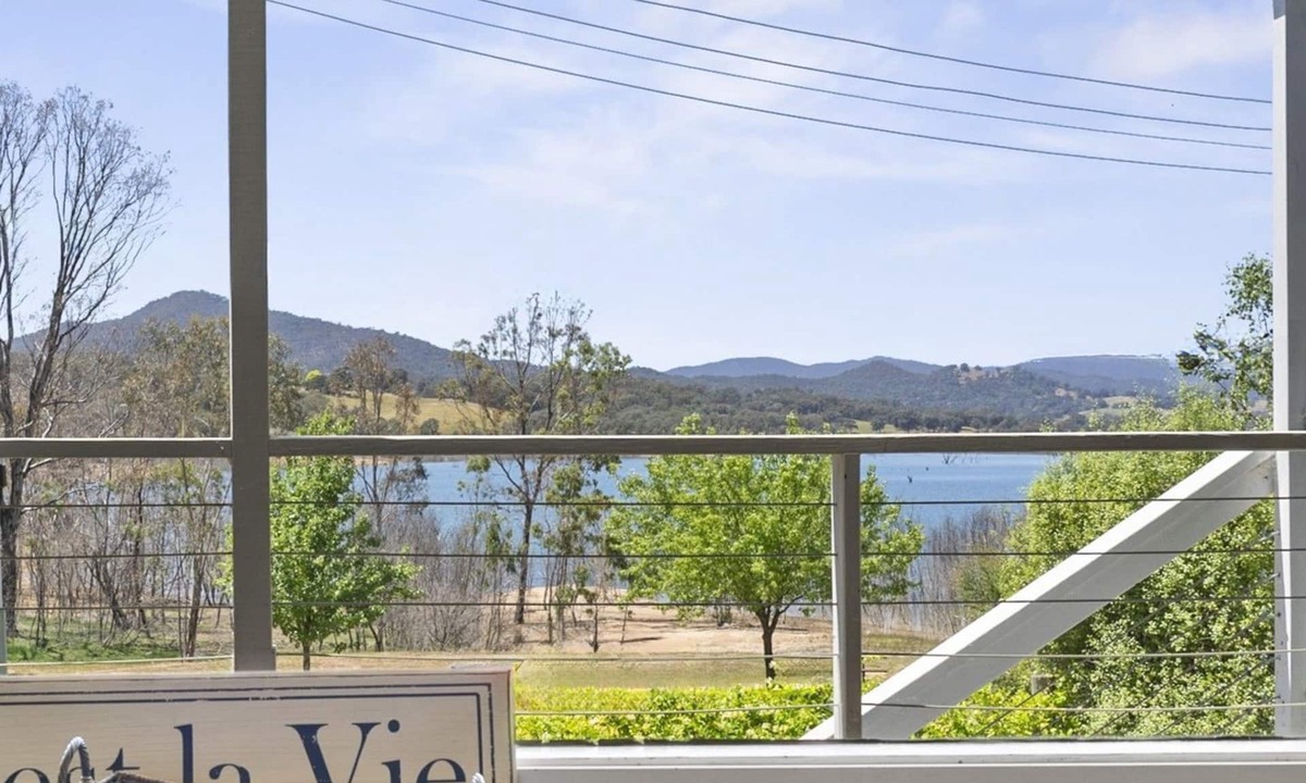 Goughs Bay House | Stunning Views at Goughs Bay – Boating, Skiing, Trails & Wineries await!