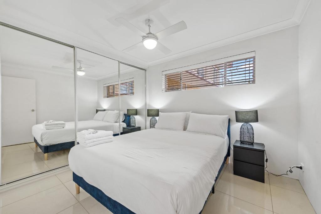 East Brisbane Apartment | Stylish 2BRM Apt near Gabba with Free Parking & WiFi